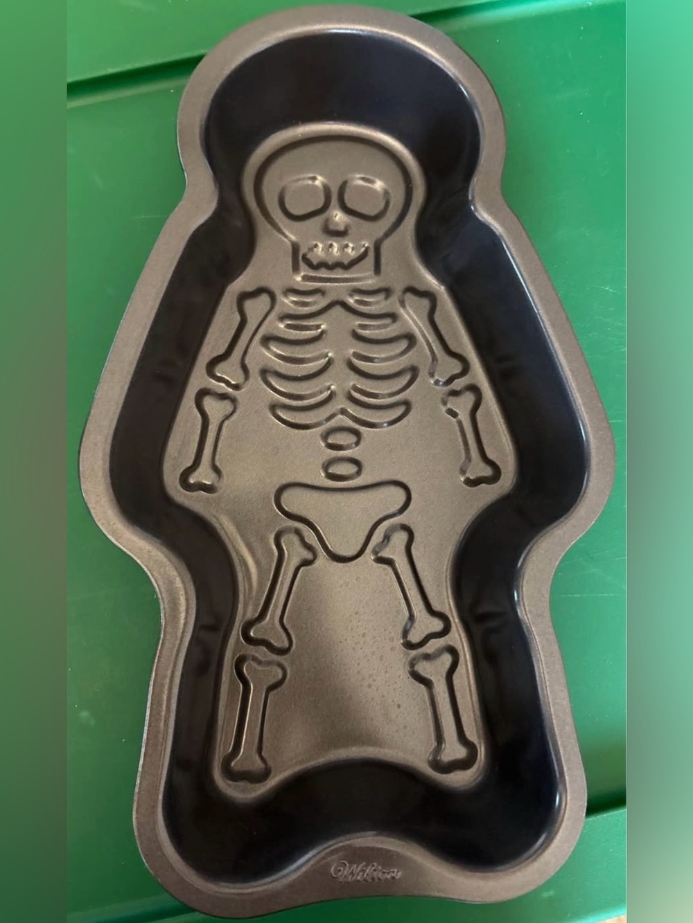 *NEW* Wilton 3D 13" Non-Stick Halloween Skeleton Bones Coffin Casket Cake Pan